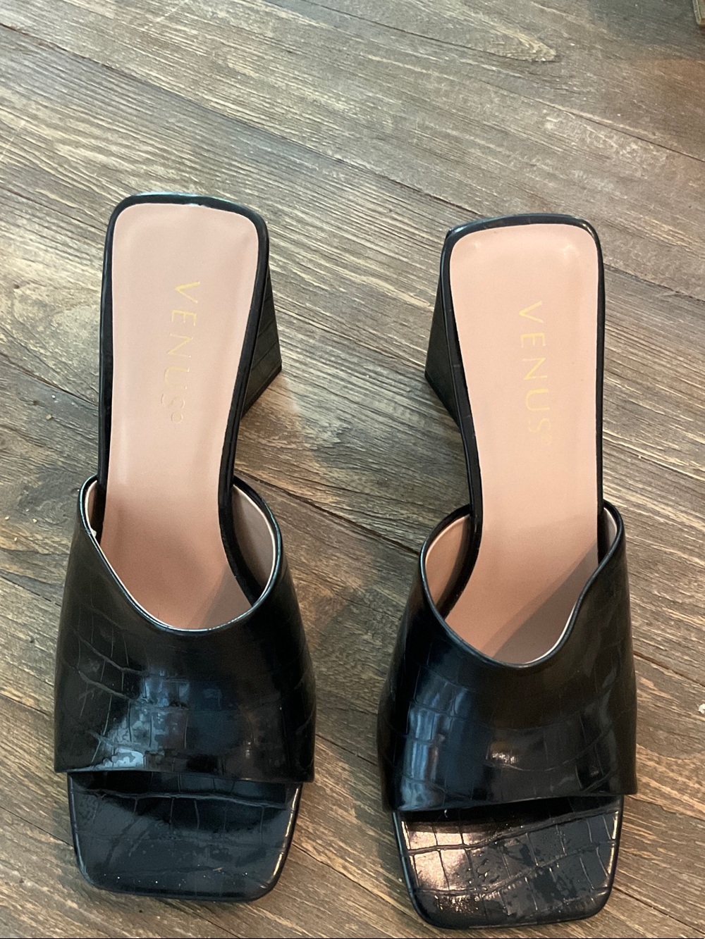 VENUS Black Croc-Embossed Open-Toe Block Heel Mules